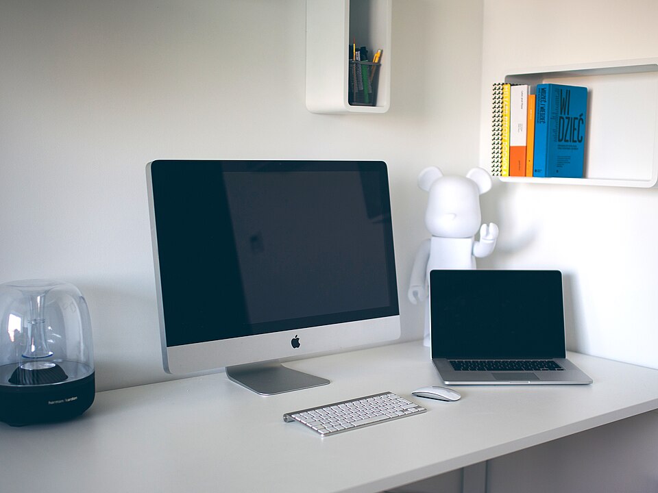 Mesa de escritório organizada, com computador e material de trabalho