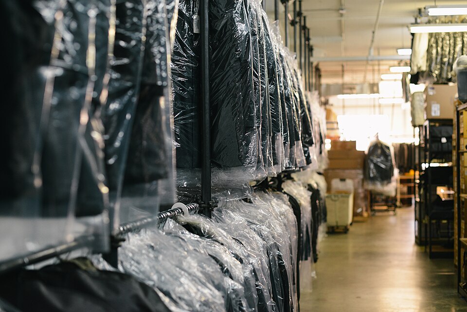 Peças de roupa lavadas e embaladas, prontas para entrega